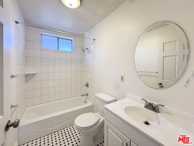 Building Photo - 750 Hyperion Ave