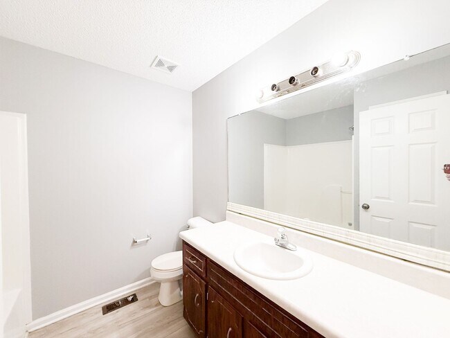 Building Photo - 4 Bedroom 3 Bathroom Home!