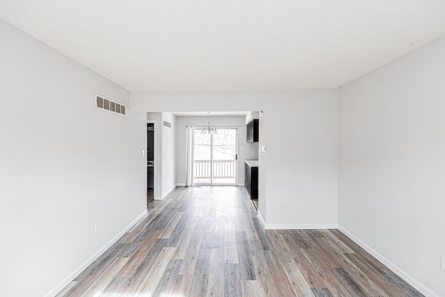 Building Photo - 2282 Highland Hill Dr