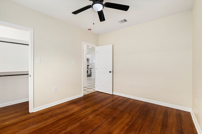 Building Photo - 102 E Val Verde St