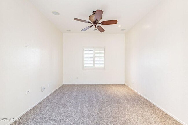 Building Photo - Lifestyle and convenience all in one!