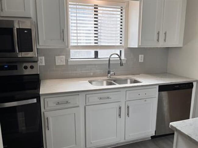 Building Photo - NEW DEAL! FIRST MONTH’S RENT FREE WITH A 1-YEAR LEASE!