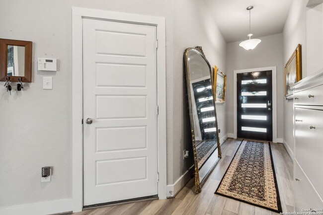 Building Photo - "Charming 3-Bedroom Home with 2 Full Baths and 1902 Sq Ft of Comfort in San Antonio!"