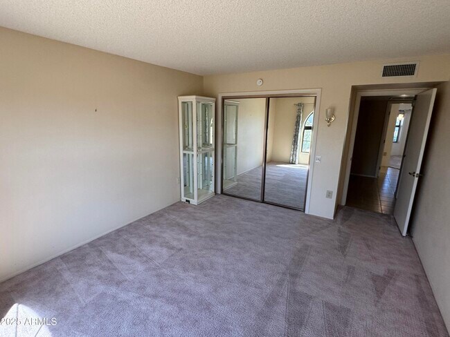 Building Photo - 13820 W Oak Glen Dr