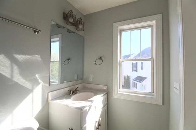 Building Photo - 2646 Greenport Dr