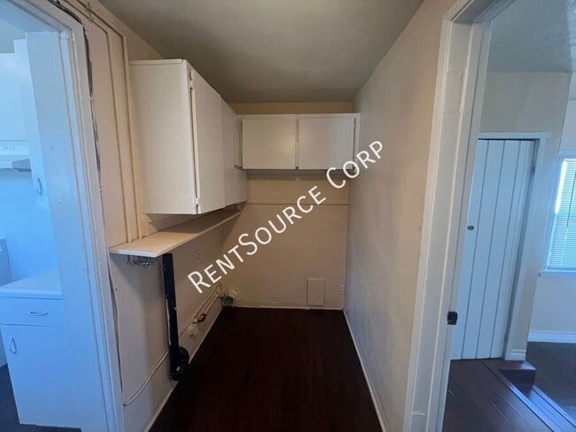 Building Photo - 920 Flora St