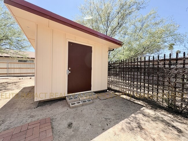 Building Photo - 2819 N Woodland Ave