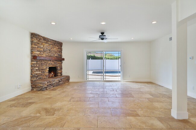 right Family room - 8601 Santa Susana Plz