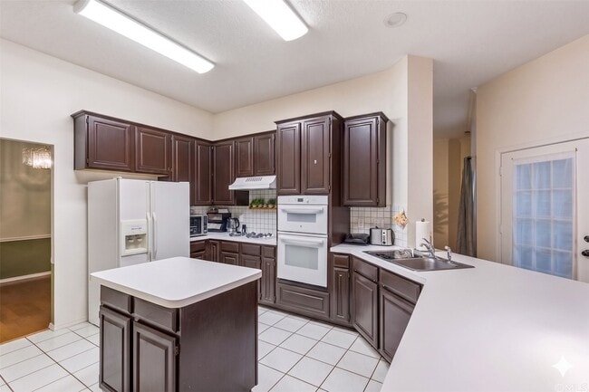 Building Photo - 2205 Kittyhawk Dr