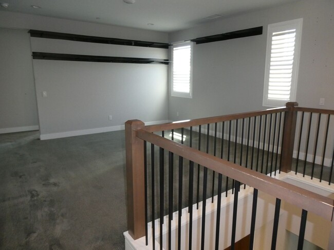 Building Photo - 5 Bedroom Home for Rent in Santa Clarita!