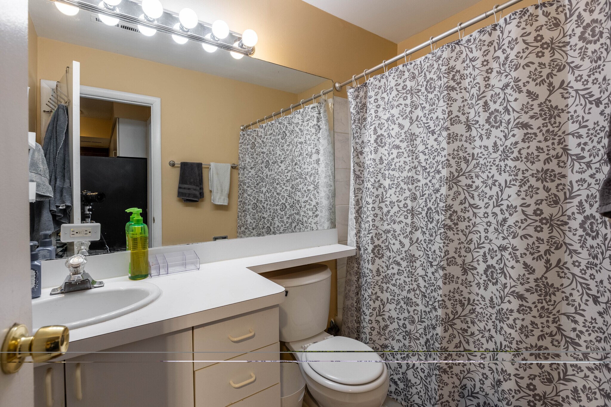 Building Photo - 715 W Diversey Pky