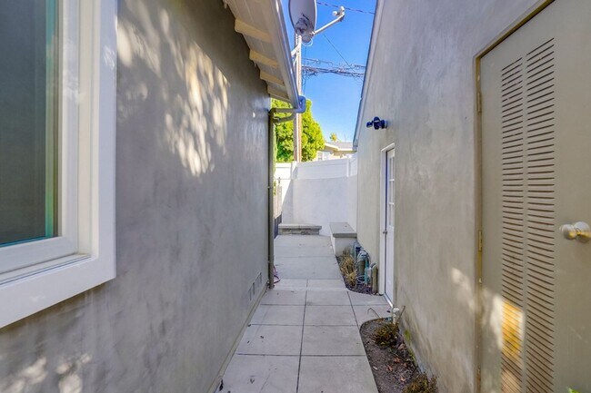 Building Photo - Beautiful 4 Bed/4 Bath Family Home w/pool - Upcoming and available at the end of April!