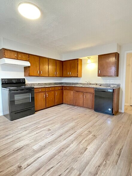 Kitchen - 2209 W Calhoun St