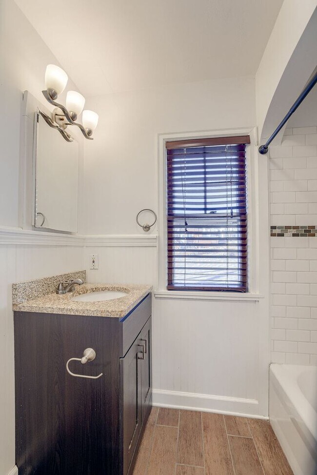 Building Photo - Charming 3 Bedroom Duplex In Prime Location!!