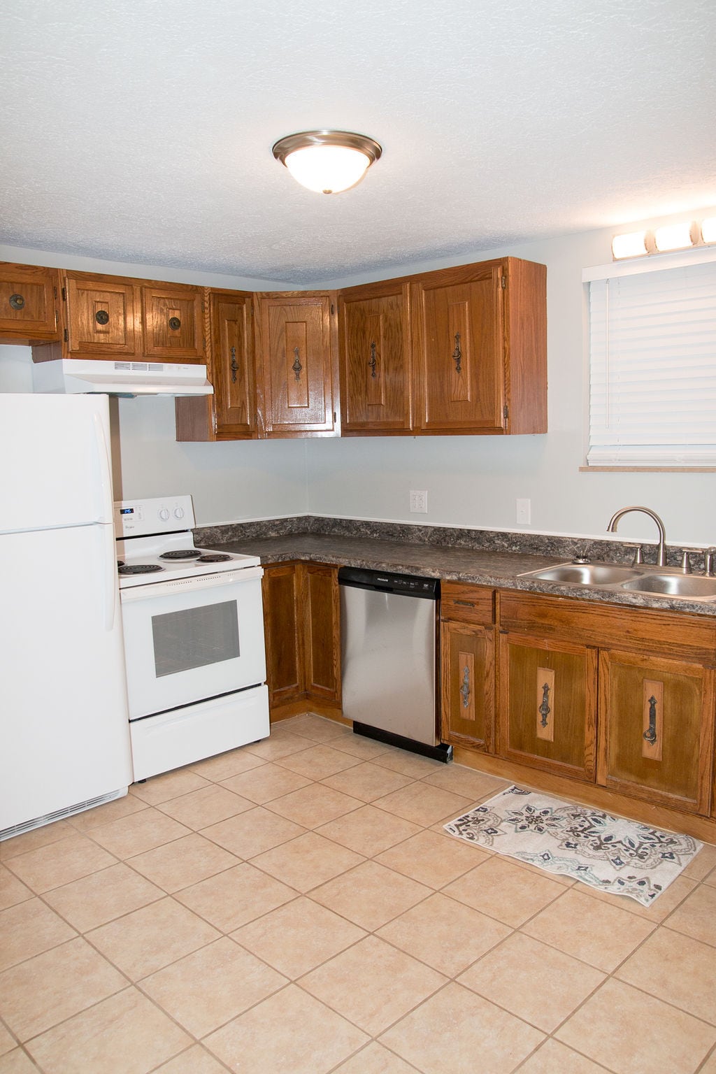 Building Photo - 809 Diamond Ct