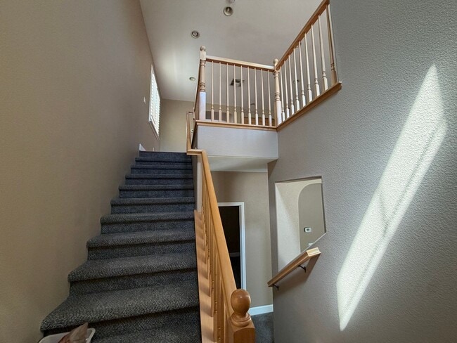 Building Photo - 3 story newer home in great commute location