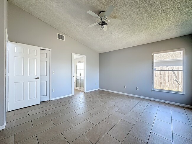 Building Photo - Spacious 4-Bedroom Retreat with 2 Baths in Brandon - 2103 Sq. Ft. of Comfort Awaits!