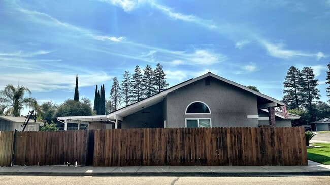 Building Photo - 5217 W Howard Ct