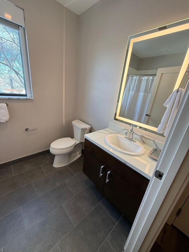 Building Photo - 480 N Main St