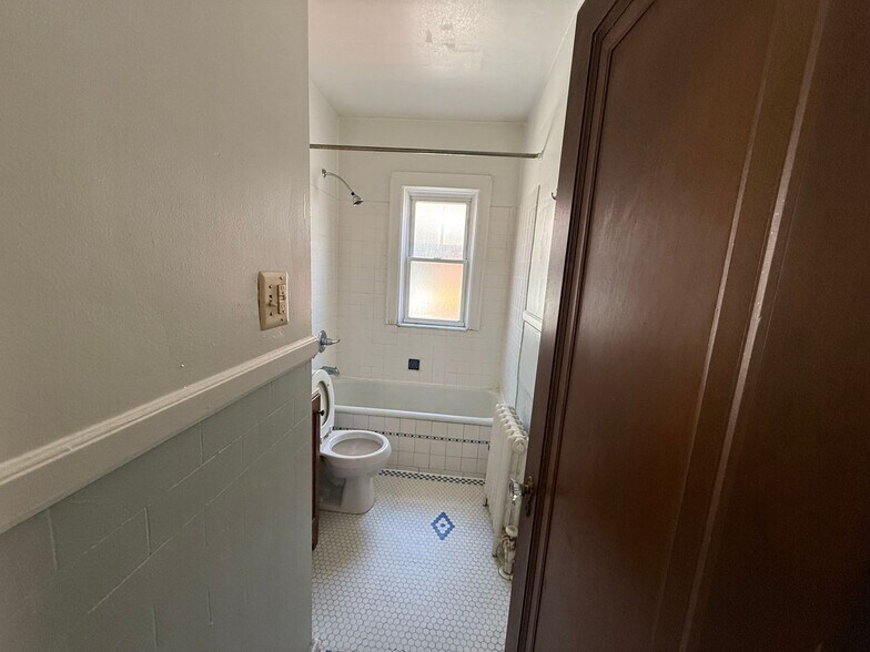 Building Photo - 884 Beaconsfield Ave