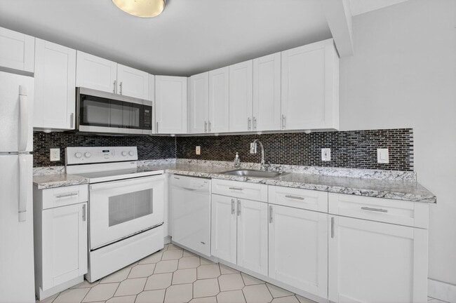 Building Photo - 195 Brittany F