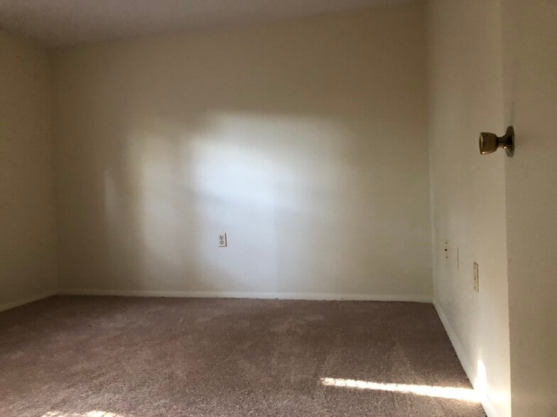 Building Photo - 106 Fernwood Ct