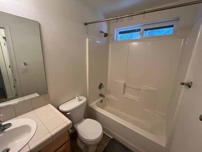 Building Photo - 3 Bed/2.5 Bath Single Family Home in River Canyon Estates