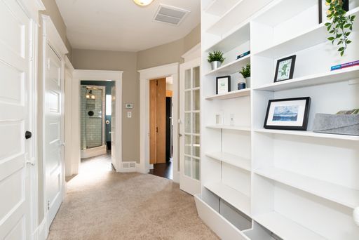 Building Photo - Bright 2 bedroom 1 bathroom Queen Anne Apartment with skyline views