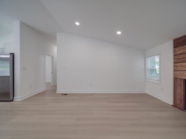 Building Photo - Beautifully Remodeled 3-bedroom, 2 bath house