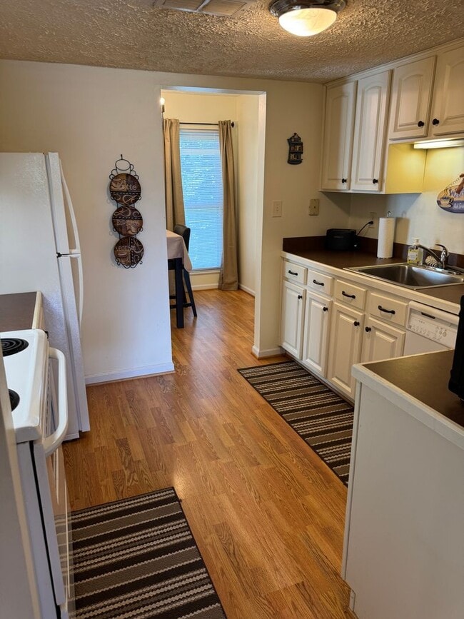 Building Photo - Affordable Lakeside Condo – 3 Bed, 1 Bath