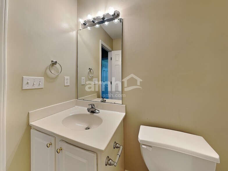 Building Photo - 301 Kingfisher Dr