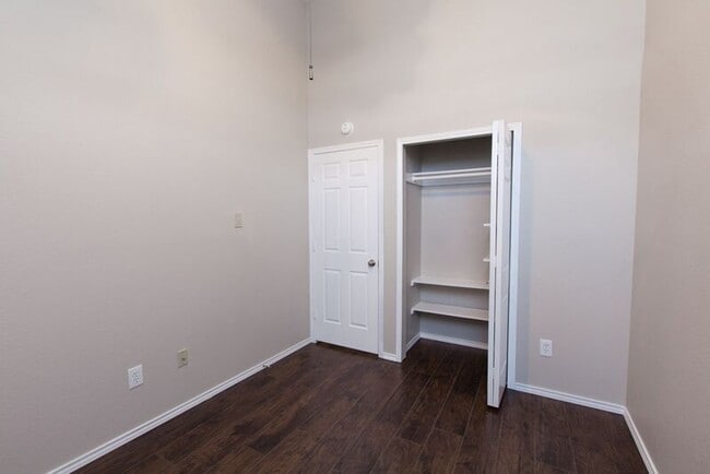 Building Photo - 653 Spring Valley Rd