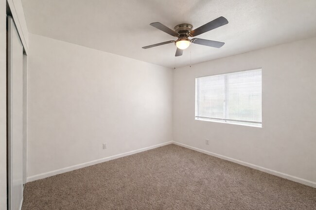 Building Photo - Palmdale Apartment 2 bedroom