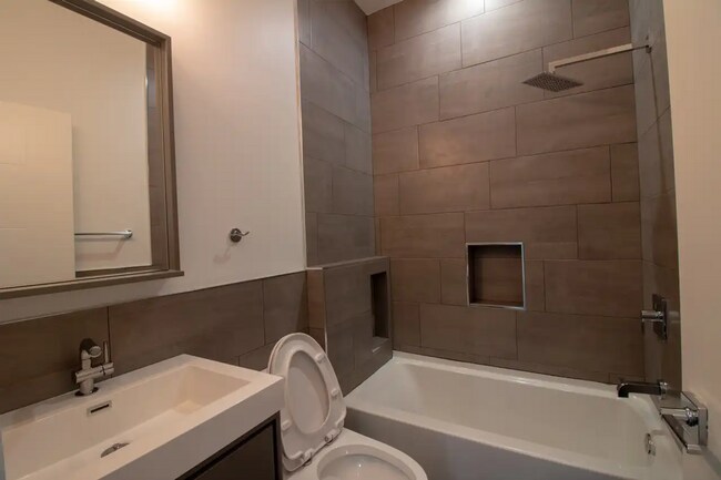 Building Photo - 2028 E Fletcher St