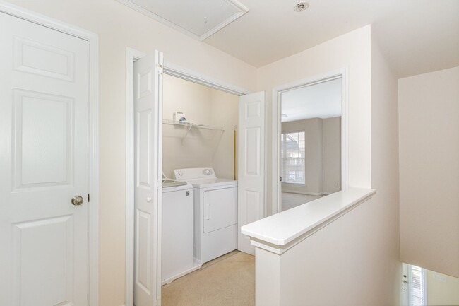 Building Photo - Lovely 2-Bedroom Move-In Ready Townhome in...