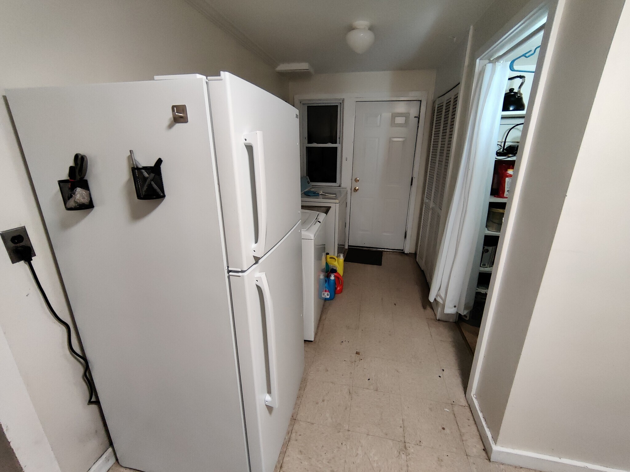 Shared Laundry - 1 Bassett Pl