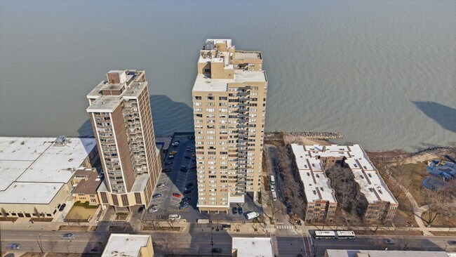 Building Photo - 6301 N Sheridan Rd