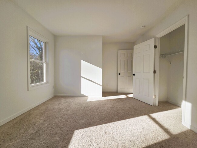 Building Photo - Large 3 story home located in Glenwood Park just minutes from downtown Richmond