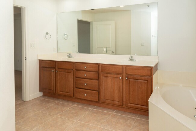 Building Photo - 113 Brooks St SE