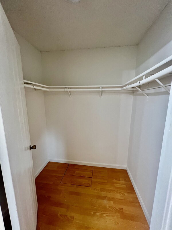 Building Photo - 827 Crested Dr