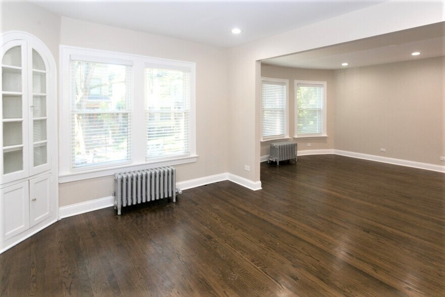 Building Photo - 1436 W Farragut Ave