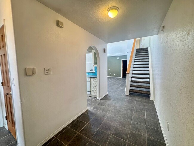 Building Photo - 2 bed 2 Bath Sawmill Gem!