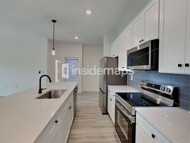 Building Photo - 214 Ichabod Ave