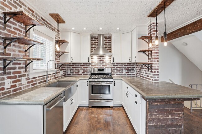 Building Photo - 456 Surrey Hill Way