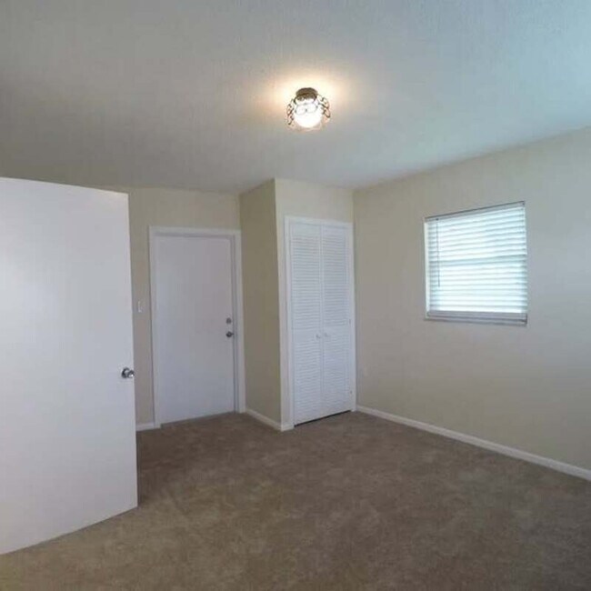 Building Photo - 2447 Baywood Dr W