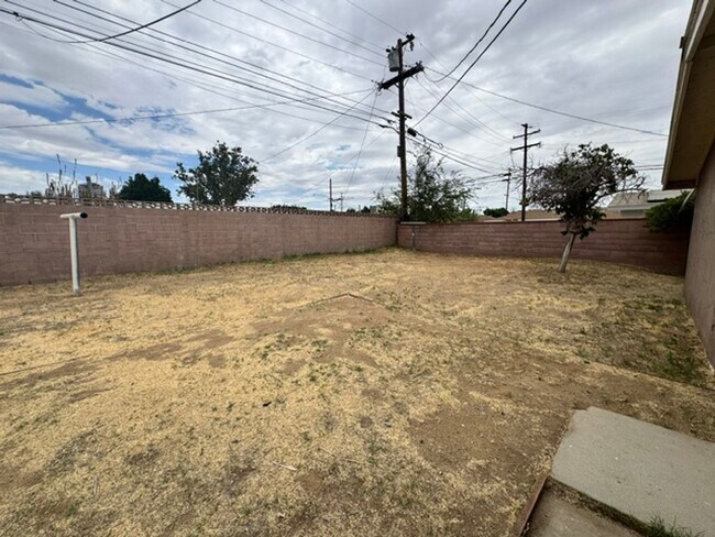 Building Photo - Remodeled 4+2 In Quiet Neighborhood - $2700