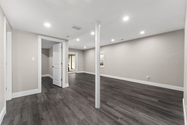 Building Photo - 3 Bedroom 2 Bath Beach House