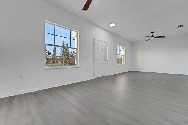 Building Photo - 327 Cloverdale Rd
