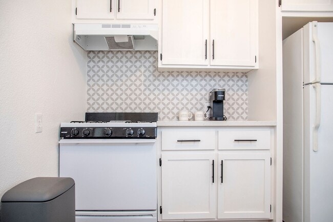 Building Photo - Darling 2 bedroom 1 Bath Exeter Charmer