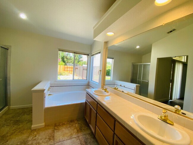 Building Photo - Charming Single-Story Corner Lot Rental